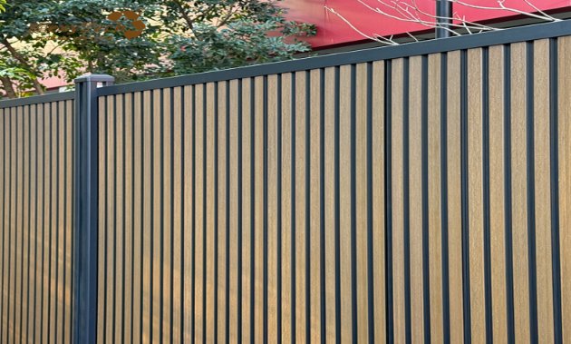 Valla compuesta de listones