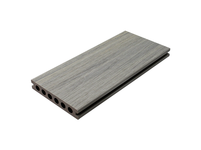 cubierta compuesta de pl&aacute;stico de madera