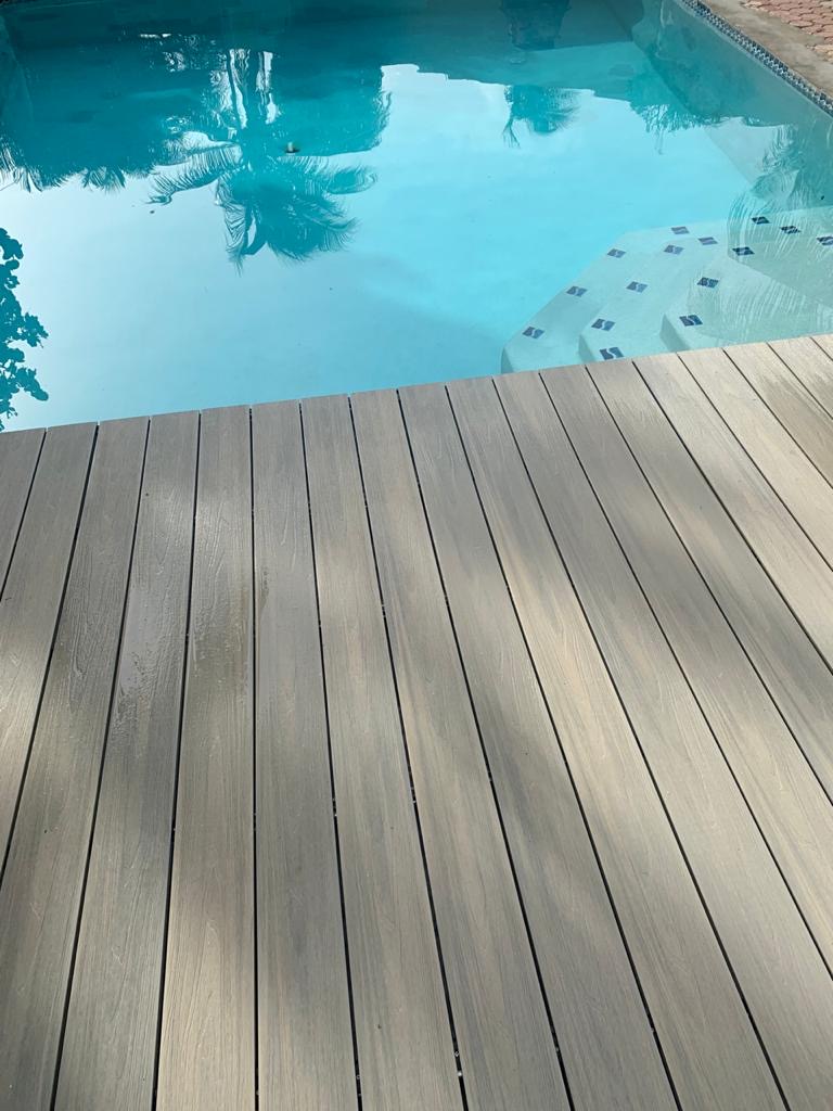 cubierta de la piscina