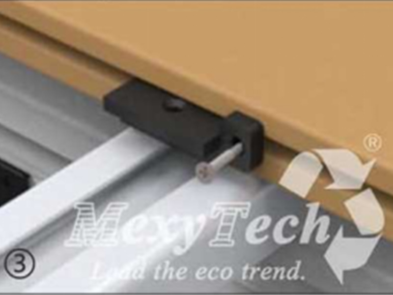 Tornillo a trav&eacute;s del lado del lado y fijo-el-clip-to-the-decking-board.