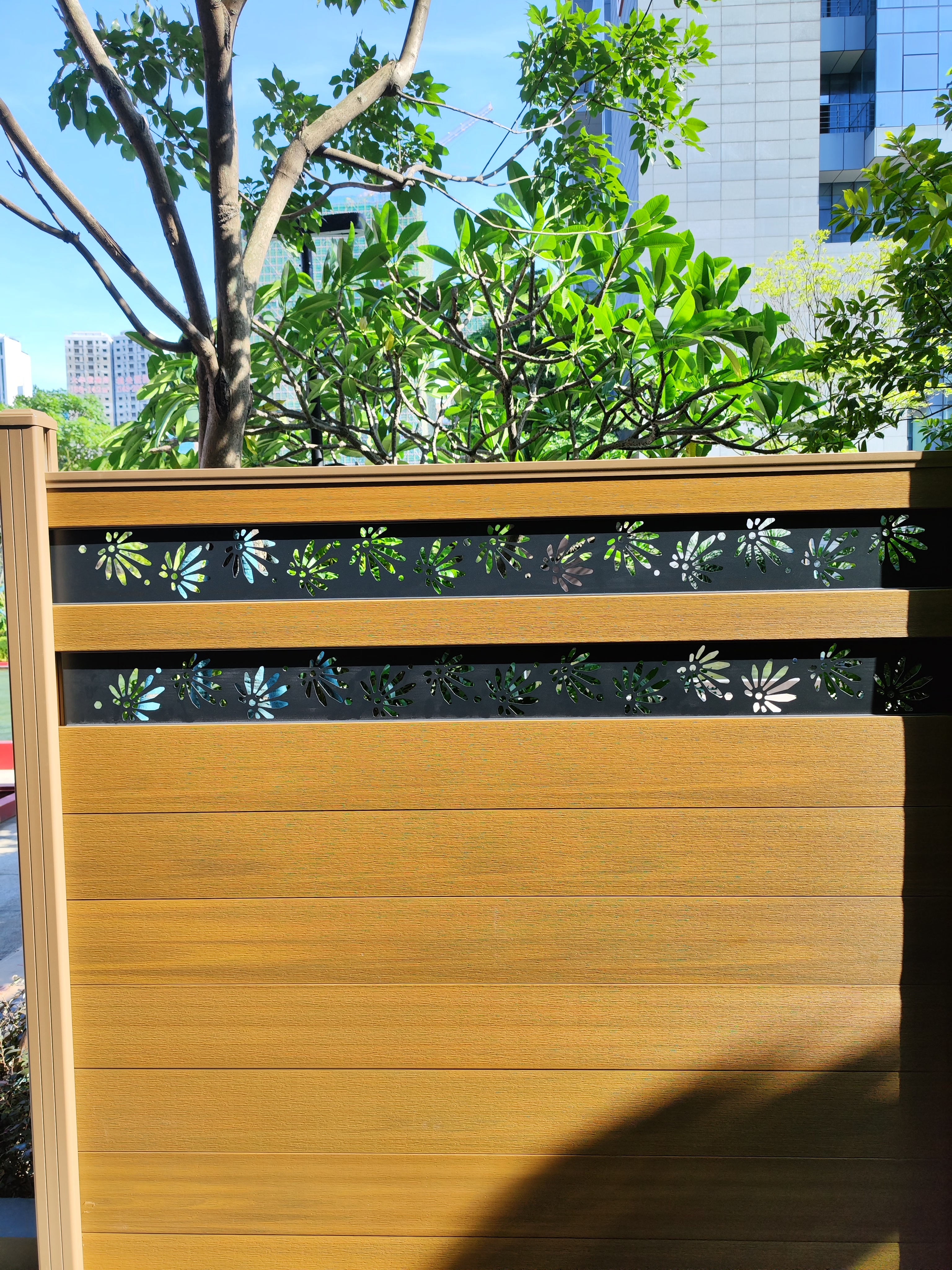 Valla decorativa grabada