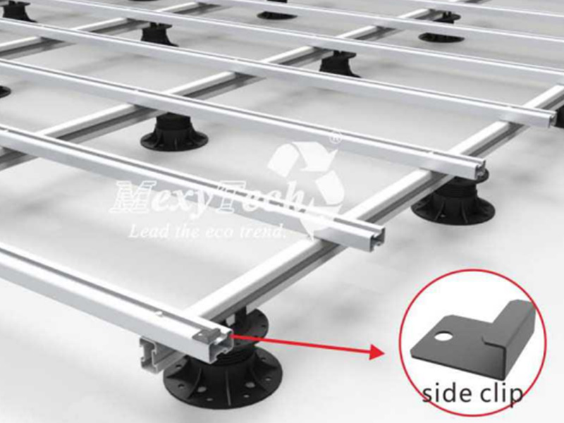 Al instalar el primer tablero, -fix-the-side-clips-onto-the-joists-First.