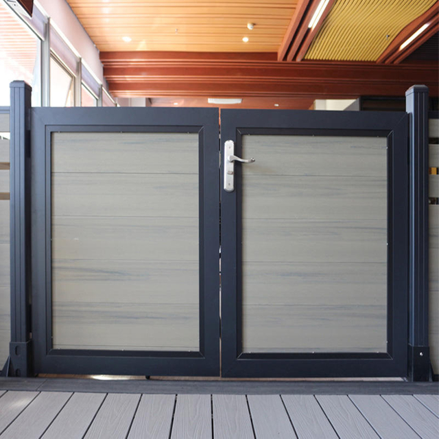 Puerta de cerca de madera eléctrica