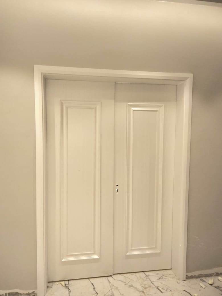 Puerta compuesta de pl&aacute;stico de madera