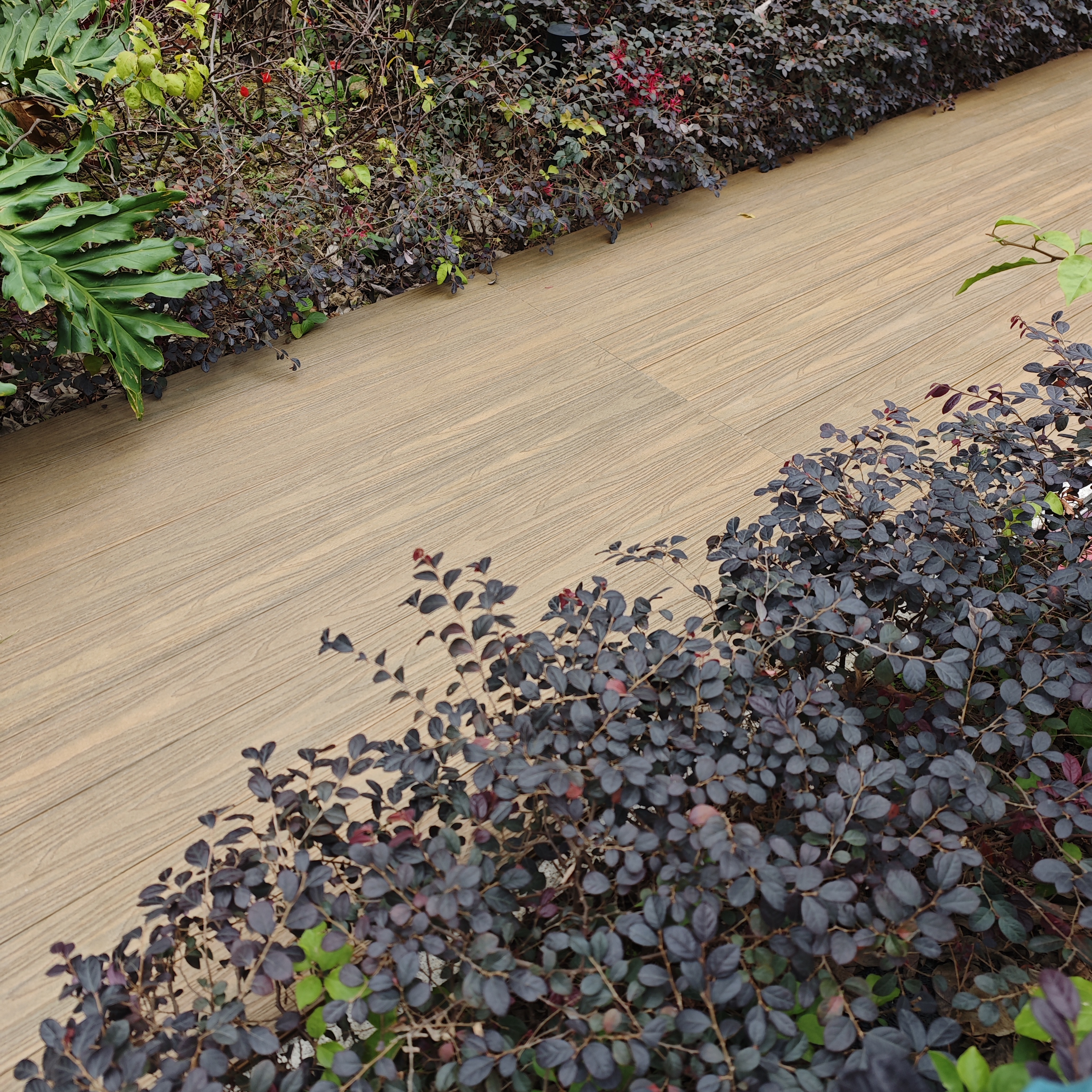 Cubierta compuesta de pl&aacute;stico de madera