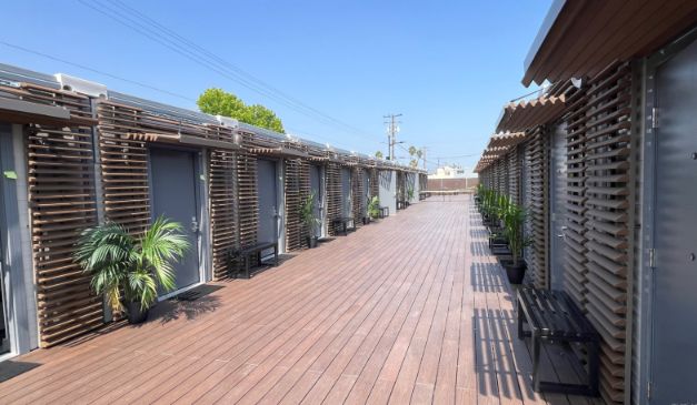 Terraza de WPC marr&oacute;n bajo la luz del sol