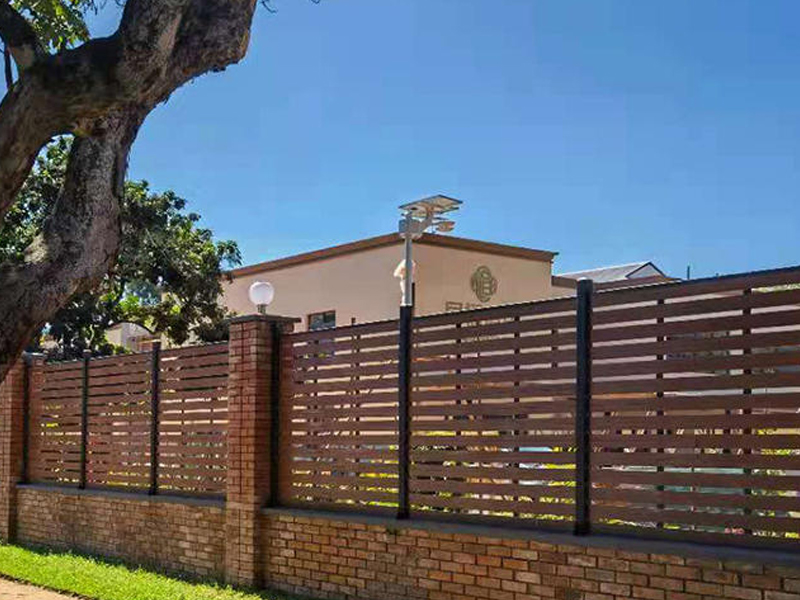 Cercado compuesto de pl&aacute;stico de madera