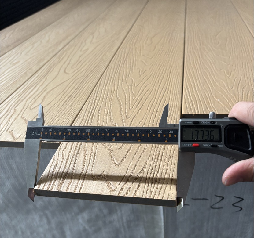 Tabla de terraza compuesta de vetas de madera MexyTech medida con calibre
