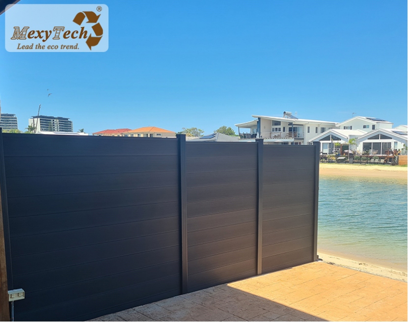 Valla de privacidad de WPC negra de MexyTech junto al patio frente al mar