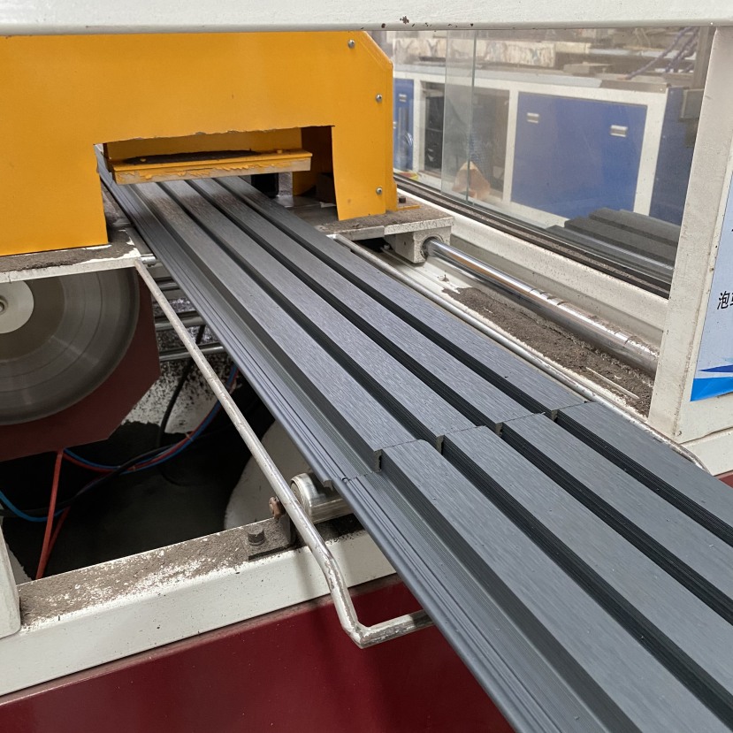 L&iacute;nea de producci&oacute;n de tablas para terrazas de wpc gris